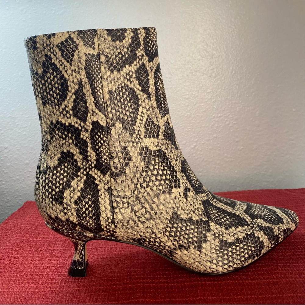 NWT…MARC FISHER… WOMENS SNAKE PRINT BOOTS - Picture 3 of 12